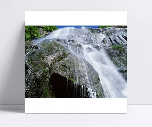 岩石上流下的白色水流仰拍图 白色水流,风景图片,蓝天,青苔,摄影图片,岩石,自然风光,化石古石岩石,岩石上岩石 怪猫