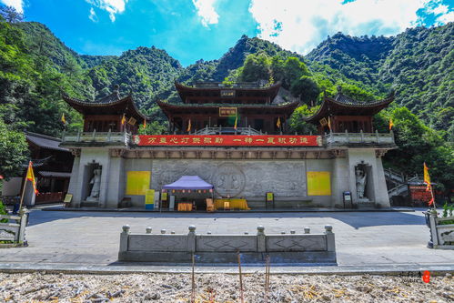 因为一座天然的石佛像而建的景区,石像的面貌竟然和真的一样
